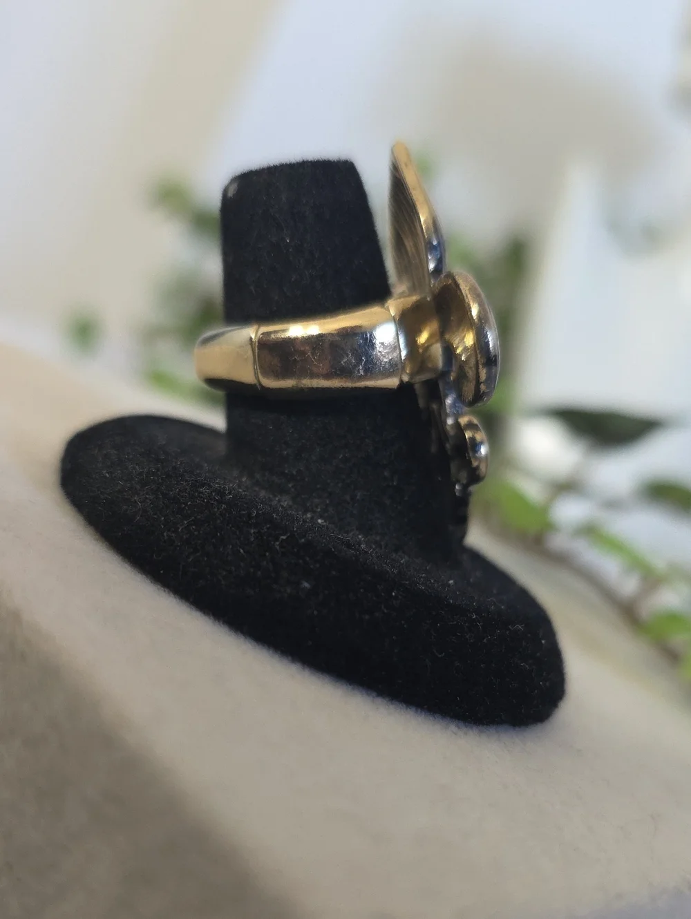 Gold  Vintage Style Fleur-de-Lis Stretch Statement Ring